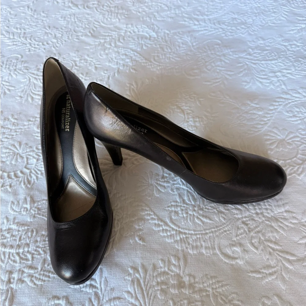 Naturalizer Michelle Classic Black Leather Pump - Heels size 9.5